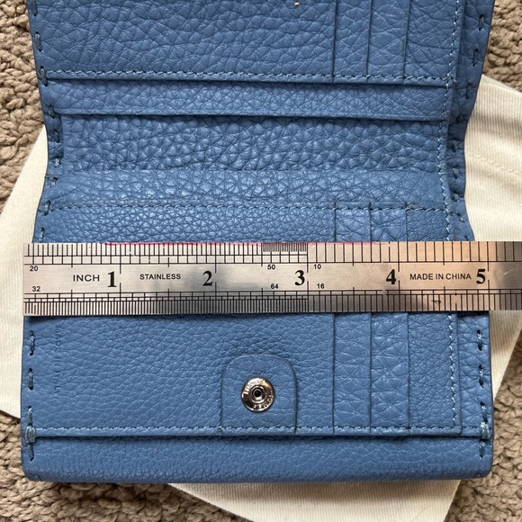 Fendi Selleria Peekaboo Medium wallet with oversized topstitching – Blue leather - Picture 4 of 8